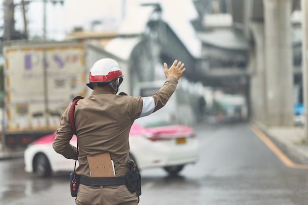 thailaendischer-verkehrspolizist-in-der-arbeitsaktion_68799-142-198159131.jpg