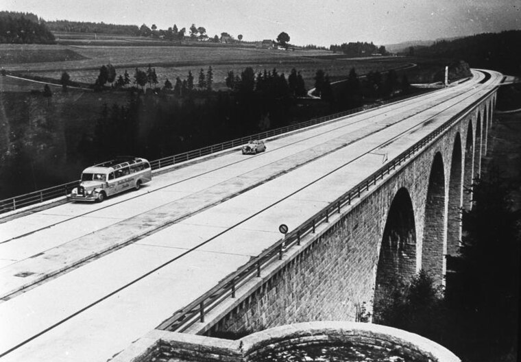 Bundesarchiv_Bild_146-1979-096-13A,_Reichsautobahn,_Saalebrücke_bei_Hirschberg.jpg
