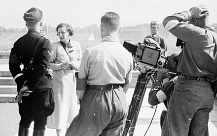 Bundesarchiv_Bild_152-42-31,_Nürnberg,_Leni_Riefenstahl_mit_Heinrich_Himmler.jpg